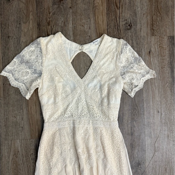 Soieblu • Short Sleeve V-Neck Mixed Lace Sheath Dress - Picture 5 of 16